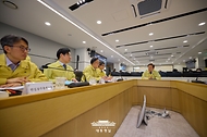 이재명 대통령이 12일 서울 서초구 한강홍수통제소를 방문해 수해 대비 현장 점검 회의를 주재하고 있다.