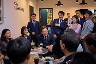 이재명 대통령이 10일 서울 용산 대통령실 청사 구내식당에서 점심 식사를 마친 뒤, 구내 매점에서 출입기자단과 즉석 차담회를 가지고 있다.