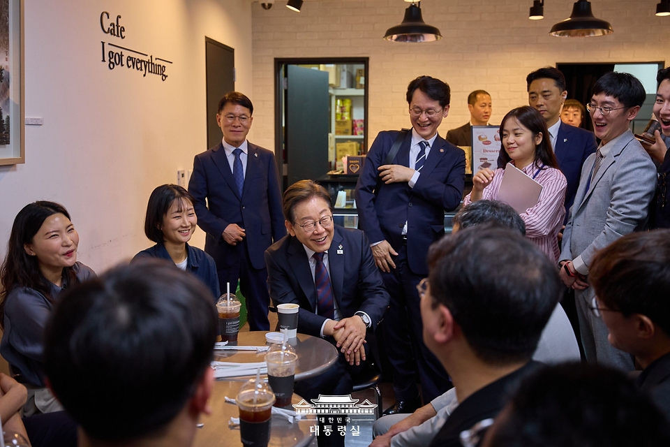 이재명 대통령이 10일 서울 용산 대통령실 청사 구내식당에서 점심 식사를 마친 뒤, 구내 매점에서 출입기자단과 즉석 차담회를 가지고 있다.