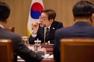 이재명 대통령이 9일 서울 용산 대통령실 청사에서 열린 2차 비상경제점검 태스크포스(TF)회의에서 발언하고 있다.