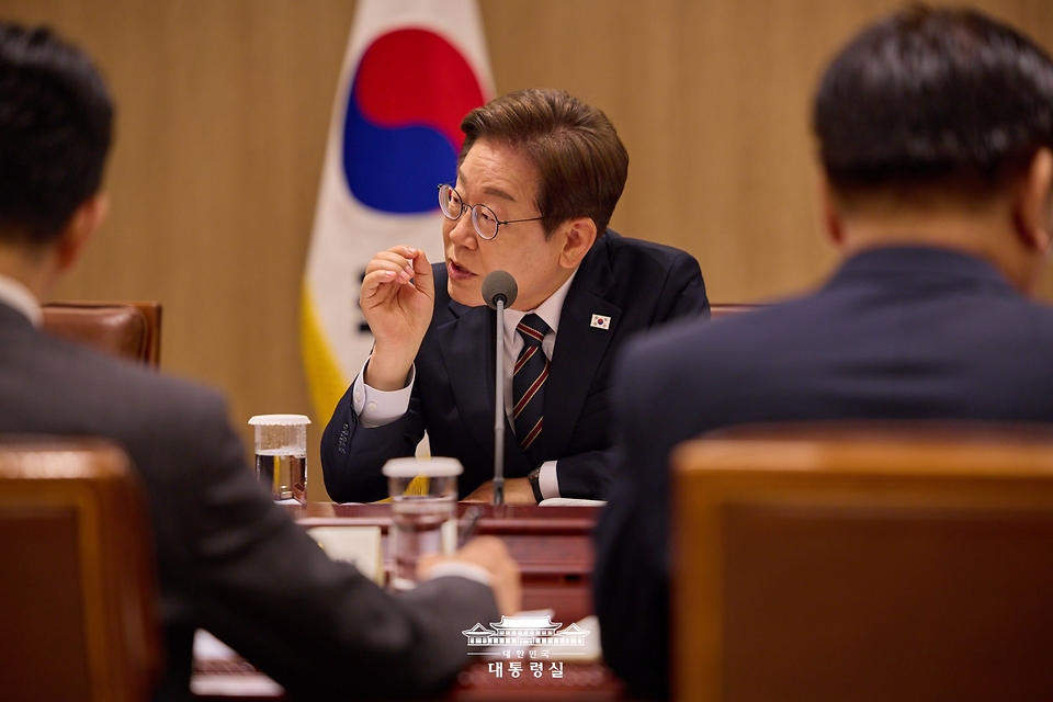 이재명 대통령이 9일 서울 용산 대통령실 청사에서 열린 2차 비상경제점검 태스크포스(TF)회의에서 발언하고 있다.