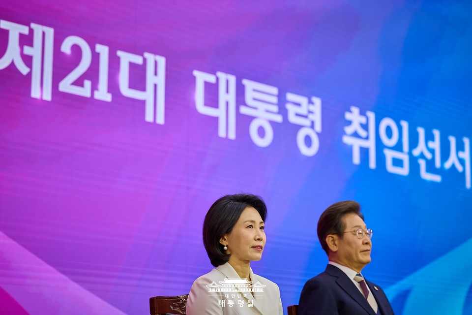 이재명 대통령이 4일 서울 여의도 국회에서 열린 제21대 대통령 취임식에서 취임선서를 하고 있다.