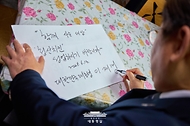 이재명 대통령이 13일 기본소득 실시지역 현황점검을 위해 방문한 경기도 연천군 식당에서 방명록을 남기고 있다.