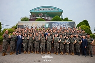이재명 대통령이 13일 경기도 연천군 육군 25사단 비룡전망대를 방문해 장병들과 기념촬영하고 있다.