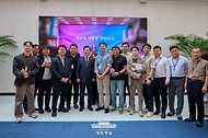 이재명 대통령이 10일 서울 용산 대통령실 청사 구내식당에서 점심 식사를 마친 뒤 마주친 출입기자들과 기념촬영을 촬영하고 있다.
