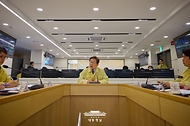 이재명 대통령이 12일 서울 서초구 한강홍수통제소를 방문해 수해 대비 현장 점검 회의를 주재하고 있다.
