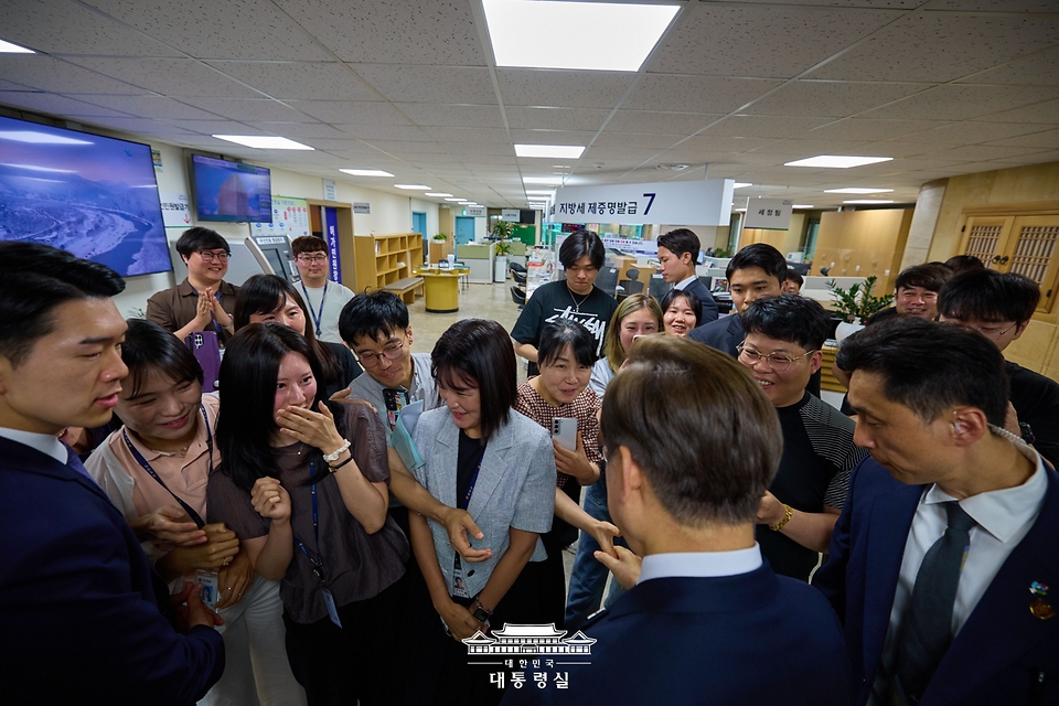 이재명 대통령이 13일 경기도 연천군청에서 직원들과 인사를 나누고 있다.