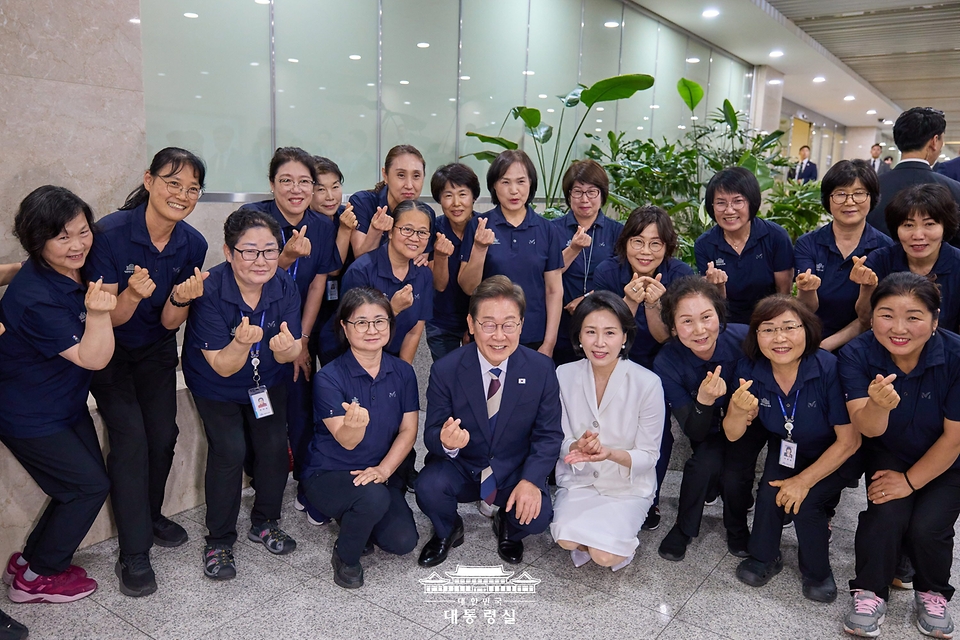 이재명 대통령이 4일 오전 서울 여의도 국회에서 열린 제21대 대통령 취임식을 마친 뒤, 청소근로자들과 기념촬영을 하고 있다.