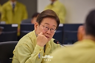 이재명 대통령이 12일 서울 서초구 한강홍수통제소를 방문해 수해 대비 현장 점검 회의를 주재하고 있다.
