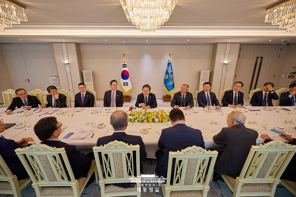 이재명 대통령이 13일 서울 용산 대통령실에서 열린 6경제단체·기업인 간담회를 하고 있다.