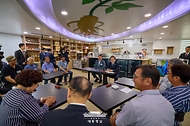 이재명 대통령이 13일 경기도 파주시 장단면 행정복지센터에서 접경지 주민들과 간담회를 하고 있다.