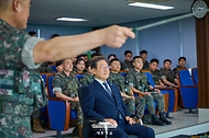 이재명 대통령이 13일 경기도 연천군 육군 25사단 비룡전망대를 방문해 군 대비태세를 점검하고 있다.