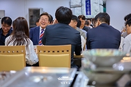 이재명 대통령이 11일 서울 용산 대통령실 기자식당에서 출입기자들과 함께 점심식사를 하며 대화를 나누고 있다.