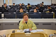 이재명 대통령이 12일 서울 서초구 한강홍수통제소를 방문해 수해 대비 현장 점검 회의를 주재하고 있다.