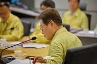 이재명 대통령이 12일 서울 서초구 한강홍수통제소를 방문해 수해 대비 현장 점검 회의를 주재하고 있다.