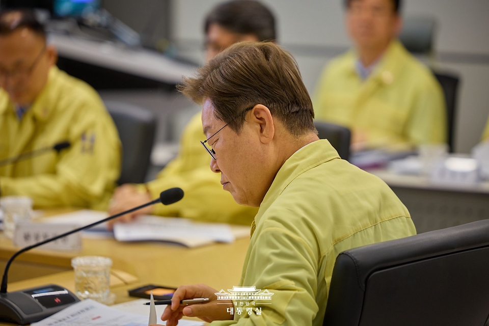 이재명 대통령이 12일 서울 서초구 한강홍수통제소를 방문해 수해 대비 현장 점검 회의를 주재하고 있다.