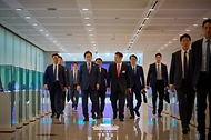 이재명 대통령이 11일 서울 영등포구 한국거래소에서 정은보 한국거래소 이사장과 이동하고 있다.