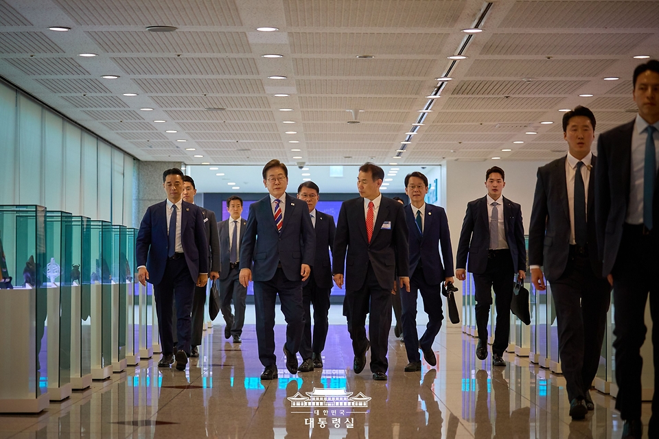 이재명 대통령이 11일 서울 영등포구 한국거래소에서 정은보 한국거래소 이사장과 이동하고 있다.