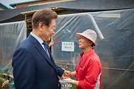 이재명 대통령이 13일 기본소득 실시지역 현황점검을 위해 방문한 경기도 연천군에서 주민과 인사를 나누고 있다.