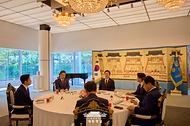 이재명 대통령이 22일 한남동 관저에서 열린 여야 지도부와 오찬에서 발언하고 있다.