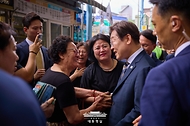 이재명 대통령이 20일 울산 울주군 언양알프스시장을 방문해 시민들과 인사를 나누며 시장을 살펴보고 있다.