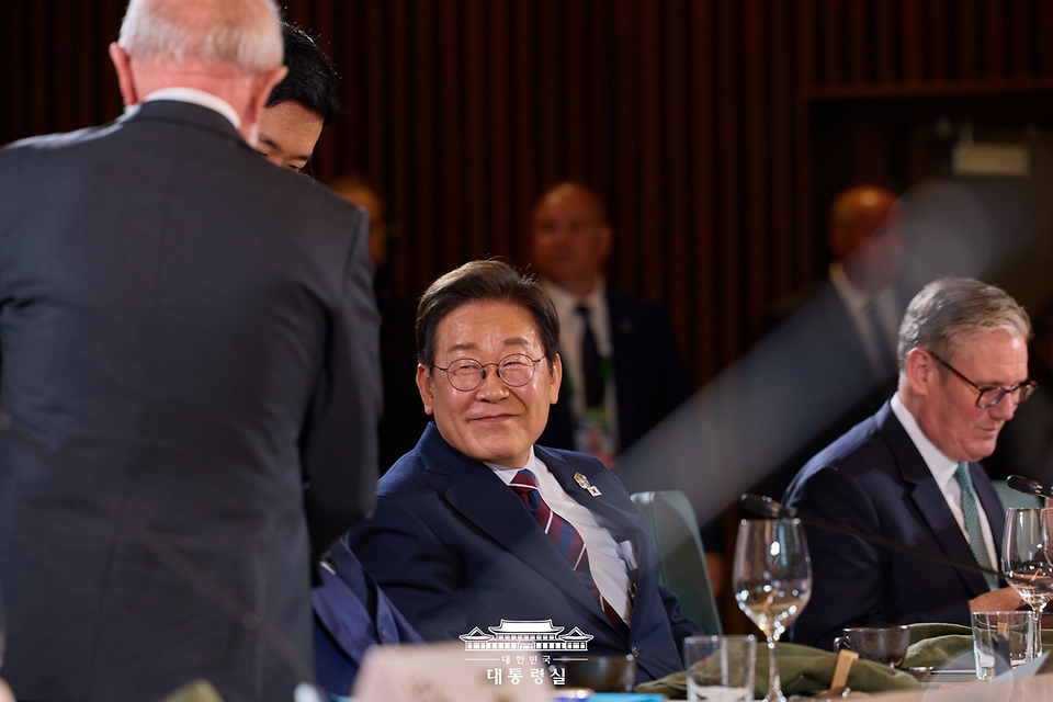 이재명 대통령이 17일(현지 시간) 캐나다 앨버타주 카나나스키스 주요 7개국(G7) 정상회의장에서 업무오찬 및 G7 정상회의 확대세션에 참석해 자리에 앉아 있다.