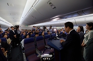 이재명 대통령이 16일(현지 시간) 주요 7개국(G7) 정상회의 참석을 위해 캐나다 앨버타주 캘거리로 향하는 공군 1호기에서 기자간담회를 하고 있다.
