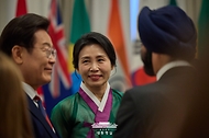 이재명 대통령과 김혜경 여사가 16일(현지 시간) 캐나다 캘거리 한 호텔에서 열린 다니엘 스미스 앨버타주 수상 주재 G7 초청국 리셉션에 참석하고 있다.