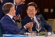 이재명 대통령이 17일(현지 시간) 캐나다 앨버타주 카나나스키스 주요 7개국(G7) 정상회의장에서 업무오찬 및 G7 정상회의 확대세션에 참석해 에마뉘엘 마크롱 프랑스 대통령과 대화하고 있다.