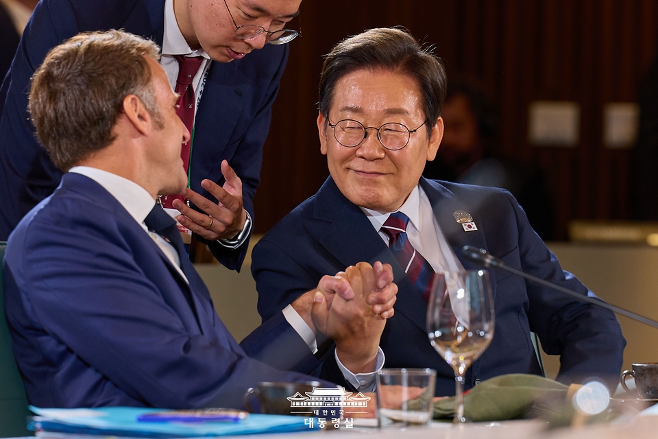 이재명 대통령이 17일(현지 시간) 캐나다 앨버타주 카나나스키스 주요 7개국(G7) 정상회의장에서 업무오찬 및 G7 정상회의 확대세션에 참석해 에마뉘엘 마크롱 프랑스 대통령과 대화하고 있다.