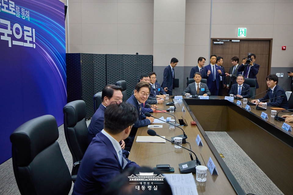 이재명 대통령이 20일 울산전시컨벤션센터에서 열린 AI글로벌 협력 기업 간담회에서 발언하고 있다.