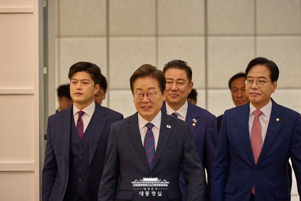 이재명 대통령이 22일 한남동 관저에서 열린 여야 지도부와 오찬장으로 입장하고 있다.