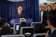 이재명 대통령이 16일(현지 시간) 주요 7개국(G7) 정상회의 참석을 위해 캐나다 앨버타주 캘거리로 향하는 공군 1호기에서 기자간담회를 하고 있다.
