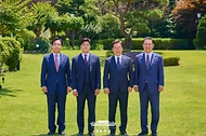 이재명 대통령이 22일 한남동 관저에서 열린 여야 지도부와 오찬에 앞서 기념촬영하고 있다.