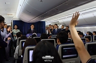 이재명 대통령이 16일(현지 시간) 주요 7개국(G7) 정상회의 참석을 위해 캐나다 앨버타주 캘거리로 향하는 공군 1호기에서 기자간담회를 하고 있다.