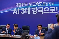 이재명 대통령이 20일 울산전시컨벤션센터에서 열린 AI글로벌 협력 기업 간담회에서 발언하고 있다.