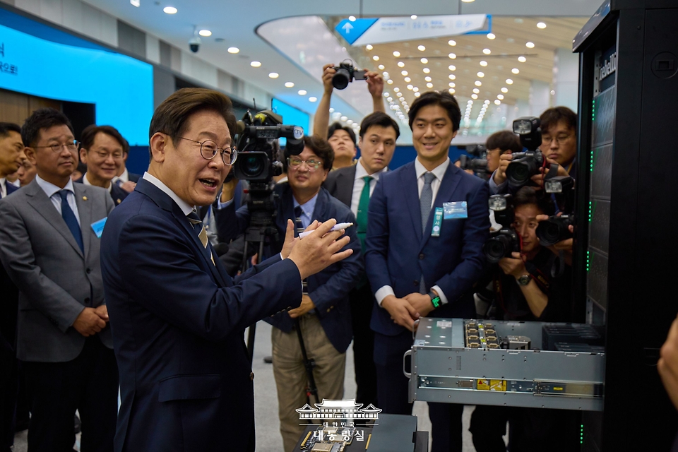 이재명 대통령이 20일 울산전시컨벤션센터에서 열린 AI글로벌 협력 기업 간담회 후 AI제품 및 서비스 시연을 참관하고 있다.