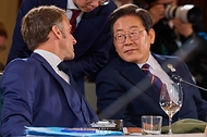 이재명 대통령이 17일(현지 시간) 캐나다 앨버타주 카나나스키스 주요 7개국(G7) 정상회의장에서 업무오찬 및 G7 정상회의 확대세션에 참석해 에마뉘엘 마크롱 프랑스 대통령과 대화하고 있다.