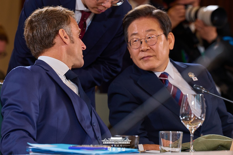 이재명 대통령이 17일(현지 시간) 캐나다 앨버타주 카나나스키스 주요 7개국(G7) 정상회의장에서 업무오찬 및 G7 정상회의 확대세션에 참석해 에마뉘엘 마크롱 프랑스 대통령과 대화하고 있다.