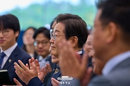 이재명 대통령이 20일 울산전시컨벤션센터에서 열린 AI글로벌 협력 기업 간담회 후 AI제품 및 서비스 시연을 참관하고 있다.