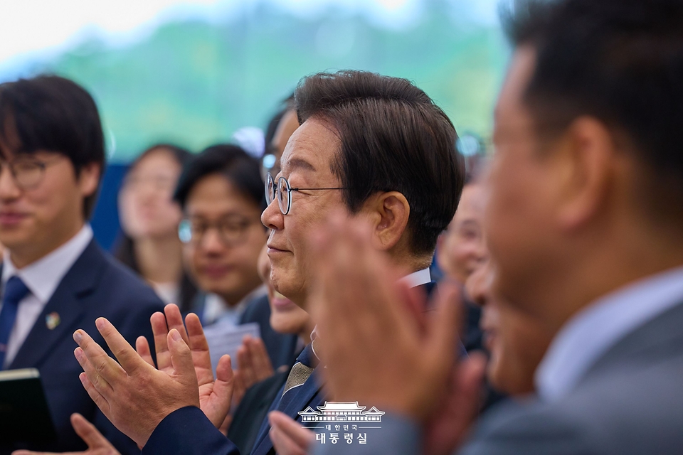 이재명 대통령이 20일 울산전시컨벤션센터에서 열린 AI글로벌 협력 기업 간담회 후 AI제품 및 서비스 시연을 참관하고 있다.