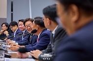 이재명 대통령이 20일 울산전시컨벤션센터에서 열린 AI글로벌 협력 기업 간담회에서 발언하고 있다.