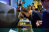 이재명 대통령이 20일 울산전시컨벤션센터에서 열린 AI글로벌 협력 기업 간담회 후 AI제품 및 서비스 시연을 참관하고 있다.