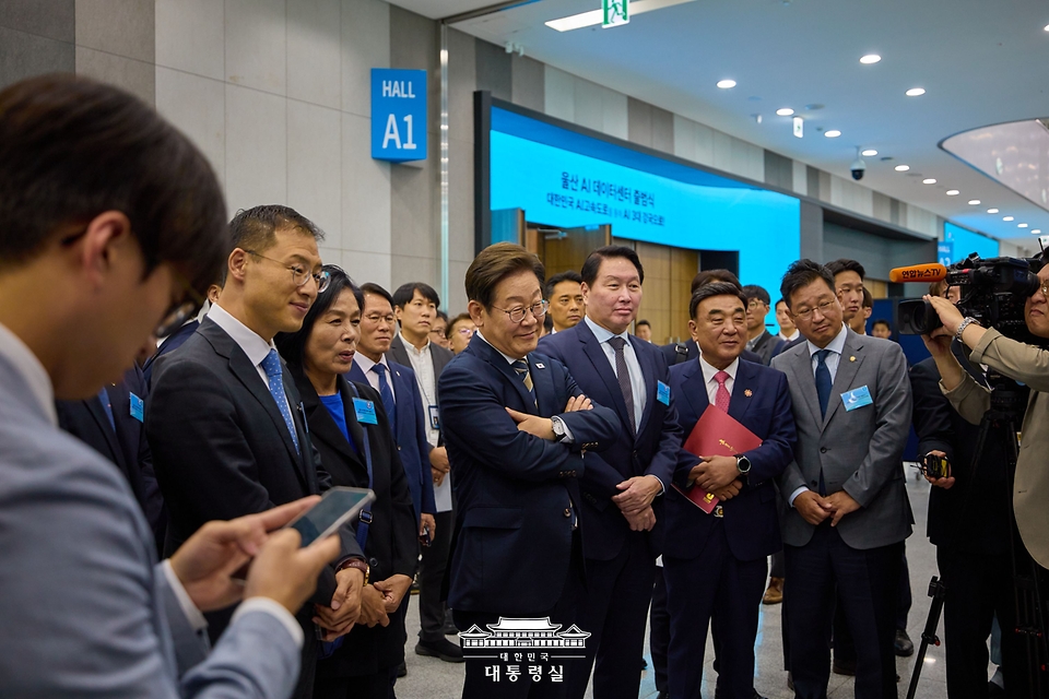 이재명 대통령이 20일 울산전시컨벤션센터에서 열린 AI글로벌 협력 기업 간담회 후 AI제품 및 서비스 시연을 참관하고 있다.