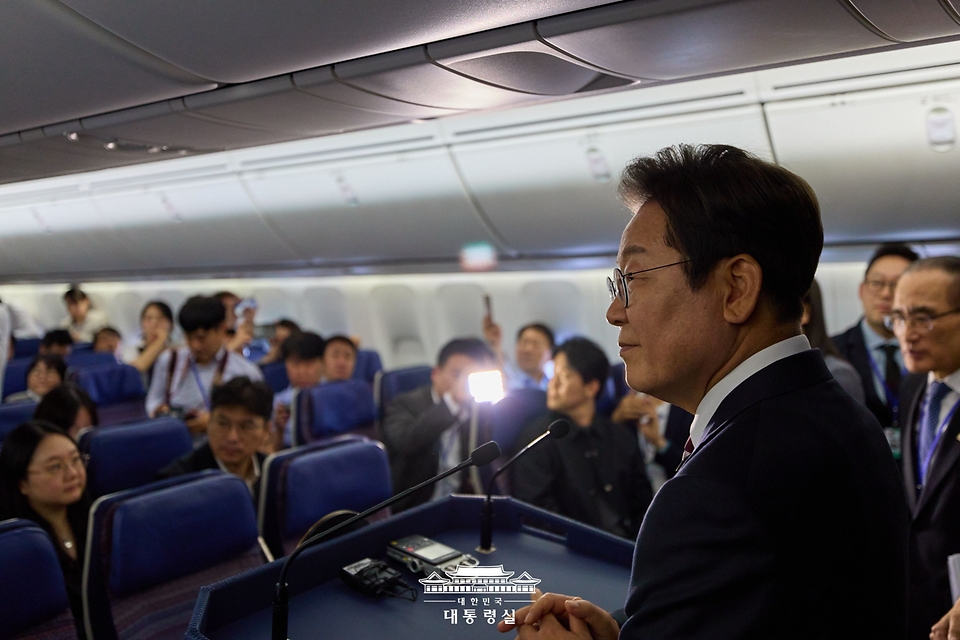 이재명 대통령이 16일(현지 시간) 주요 7개국(G7) 정상회의 참석을 위해 캐나다 앨버타주 캘거리로 향하는 공군 1호기에서 기자간담회를 하고 있다.