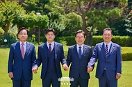 이재명 대통령이 22일 한남동 관저에서 열린 여야 지도부와 오찬에 앞서 기념촬영하고 있다.