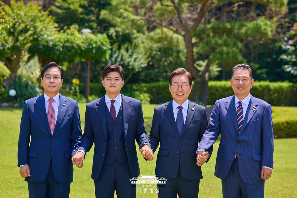 이재명 대통령이 22일 한남동 관저에서 열린 여야 지도부와 오찬에 앞서 기념촬영하고 있다.
