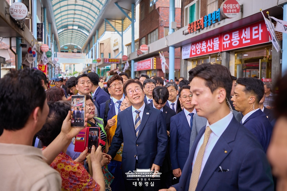 이재명 대통령이 20일 울산 울주군 언양알프스시장을 방문해 시민들과 인사를 나누며 시장을 살펴보고 있다.