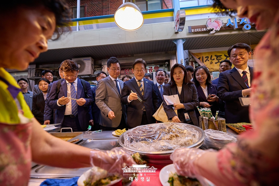 이재명 대통령이 20일 울산 울주군 언양알프스시장을 방문해 시민들과 인사를 나누며 시장을 살펴보고 있다.