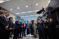 이재명 대통령이 20일 울산전시컨벤션센터에서 열린 AI글로벌 협력 기업 간담회 후 AI제품 및 서비스 시연을 참관하고 있다.